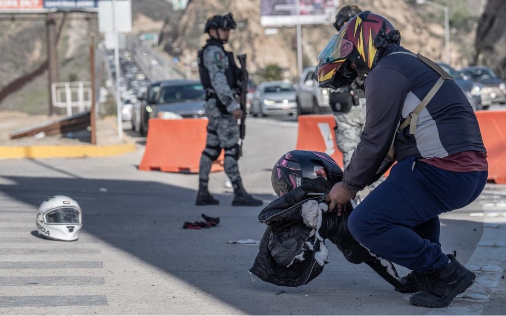 El accidente ocurrió sobre la avenida Prolongación Calle Segunda, a la altura del puente Cúspide. Paramédicos atendieron a las víctimas en el lugar antes de su traslado al hospital. (Foto: Omar Martínez / Border Zoom)