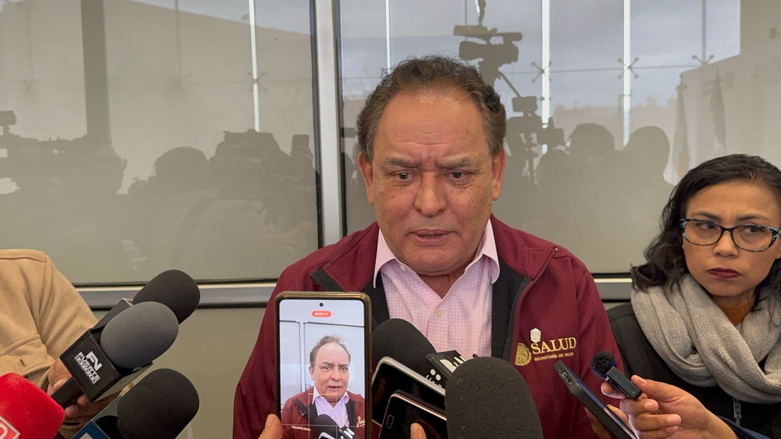 El secretario de Salud, Adrián Medina Amarillas, confirmó que la menor Emely salió de terapia intensiva y que el caso ya está en manos de la Fiscalía. Video y Foto: Baja News