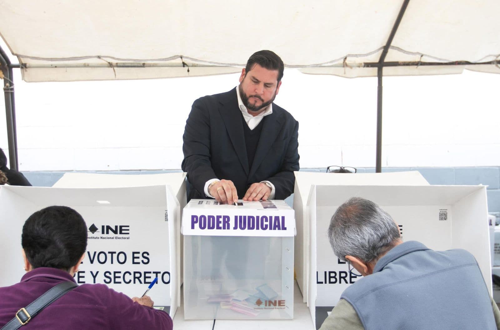 El alcalde Ismael Burgueño Ruiz emitió su voto en Las Misiones y llamó a vivir una jornada democrática en paz.