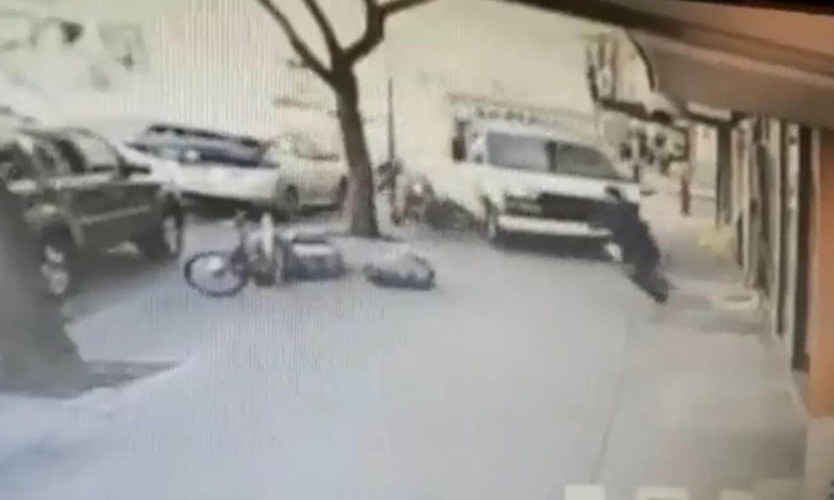 El conductor de la unidad se dio a la fuga y fue perseguido por unidades de la policía, dándole alcance aproximadamente 30 minutos tras una persecución.