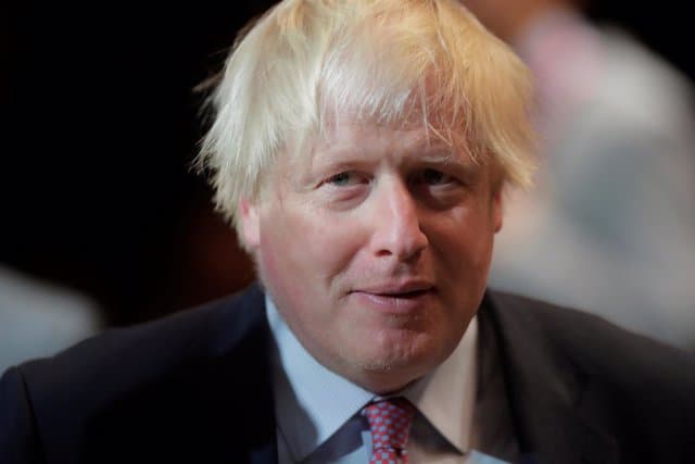 Johnson señaló que Putin “en un momento me amenazó y me dijo: ‘Boris, no quiero lastimarte, pero con un misil, sólo tomaría un minuto’, o algo así”.