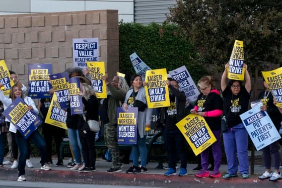 Los trabajadores amenazan con una huelga más grande en noviembre si no se llega a un acuerdo IFOTO: Richard Vogel / AP