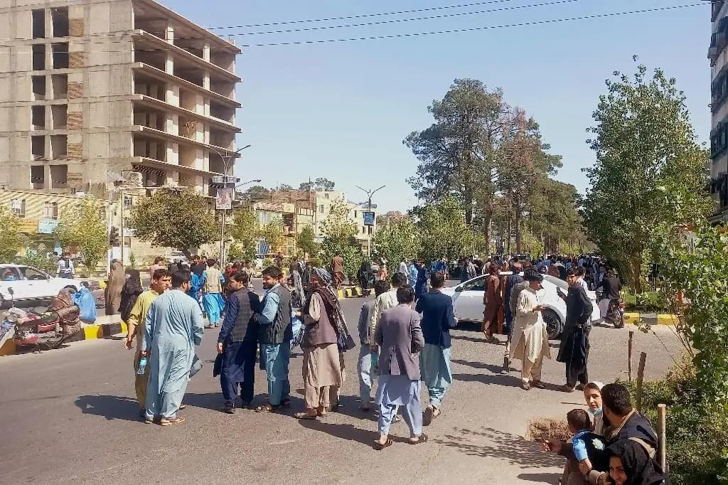 "Las personas salieron a las calles con miedo. La situación es horrible en la ciudad de Herat. Se han derrumbado algunos edificios y la mayoría de las personas resultaron heridas".