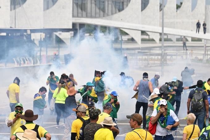 Agencias y medios brasileños, informaron de una protesta a favor del expresidente de extrema derecha que derivó en el ataque y se reportan destrozos, sobre todo al interior del Congreso.