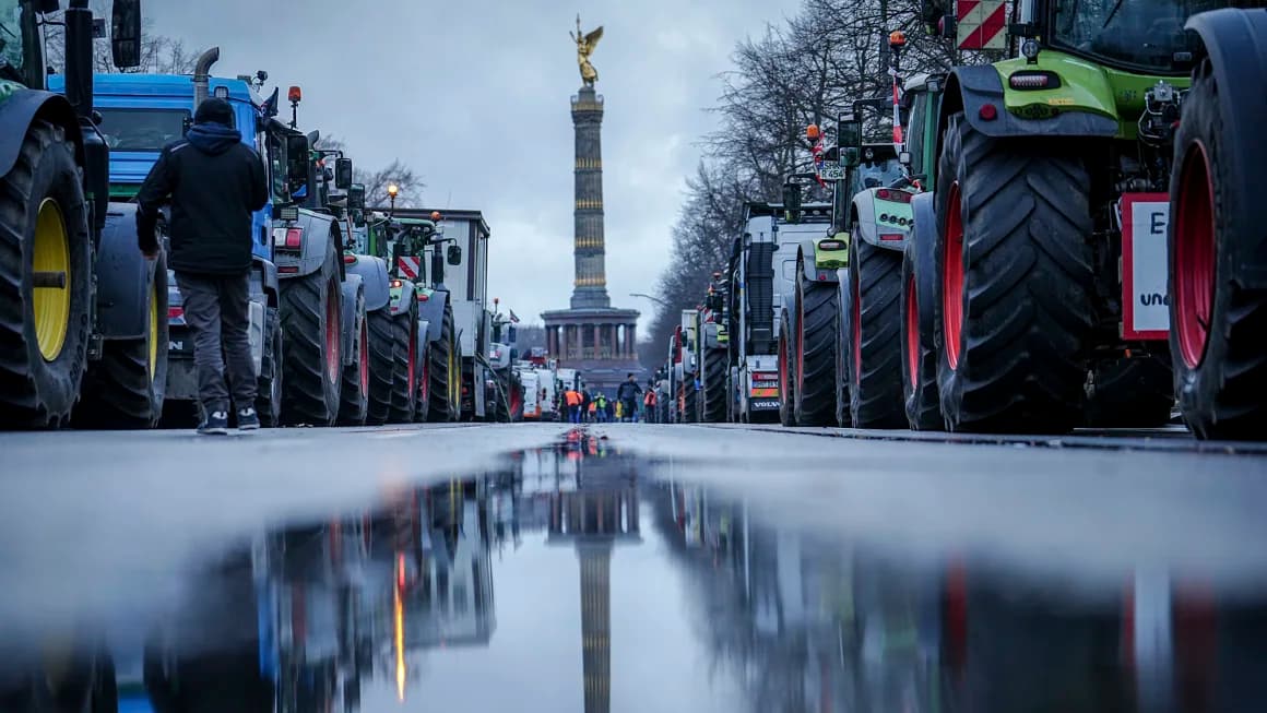 Tractores de los protestantes alineados frente a la Columna de la Victoria, en Berlín IFOTO: Kay Nietfeld