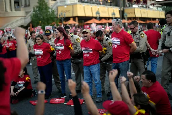 Miembros de la Unión de Trabajadores Culinarios arrestados el 25 de octubre IFOTO: Associated Press