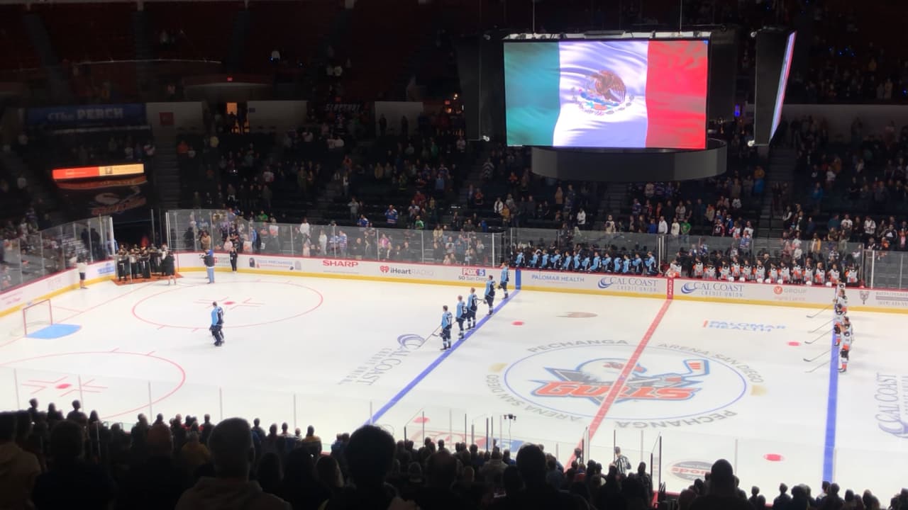 San Diego Gulls recibió al Mariachi Continental de San Diego en la noche de la Herencia Mexicana. (Foto: Baja News MX)