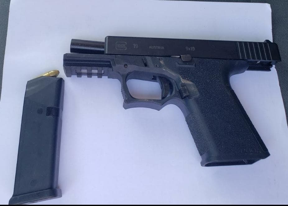Arma de fuego tipo pistola calibre 9 mm abastecida con cartuchos útiles.