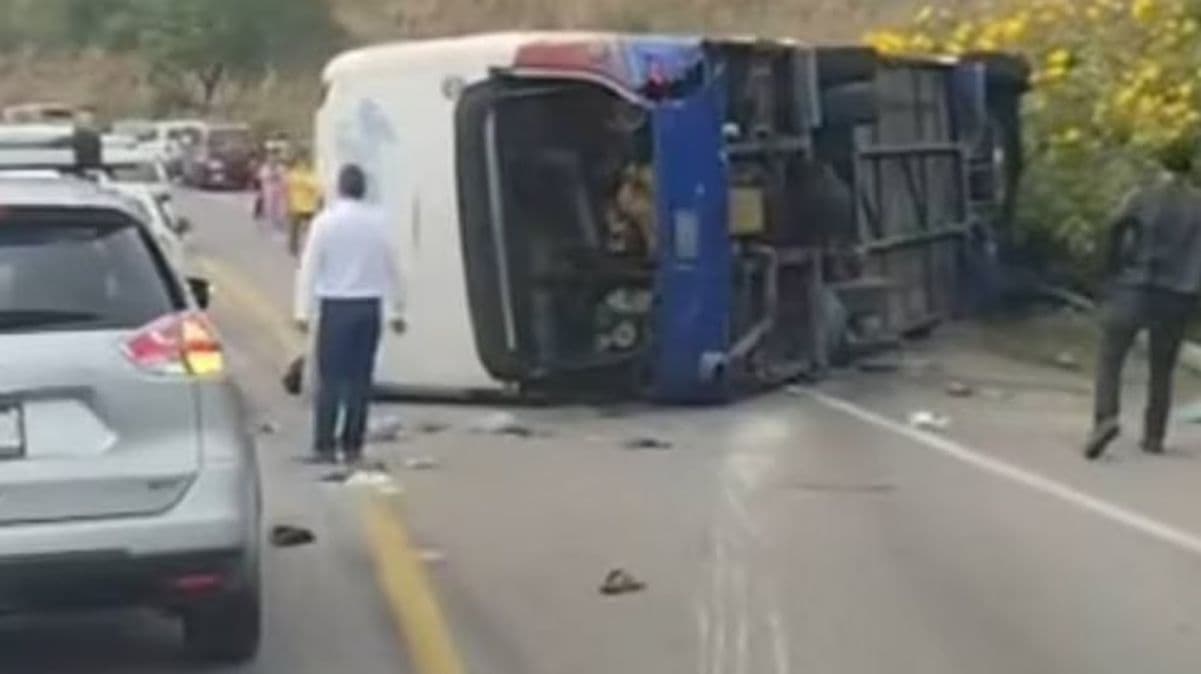Paramédicos y cuerpos de rescate atendieron a los pasajeros heridos tras la volcadura ocurrida en la autopista San Cristóbal de Las Casas.