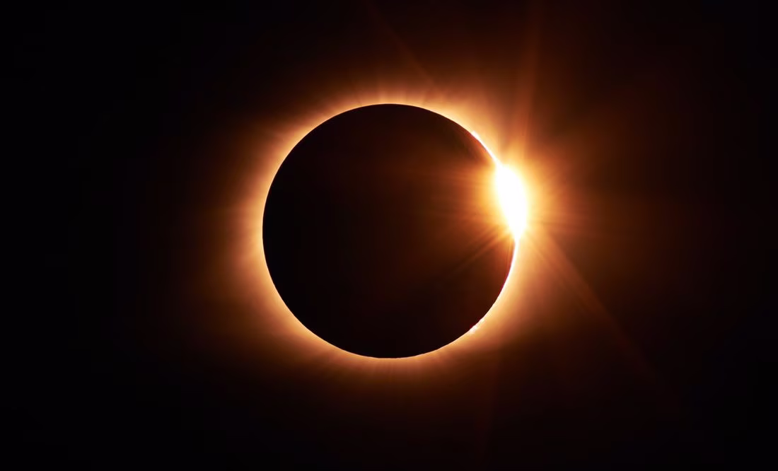 Para poder observar el eclipse de forma segura se requieren lentes especiales u otros dispositivos que impidan el daño a los ojos IFOTO: Unsplash