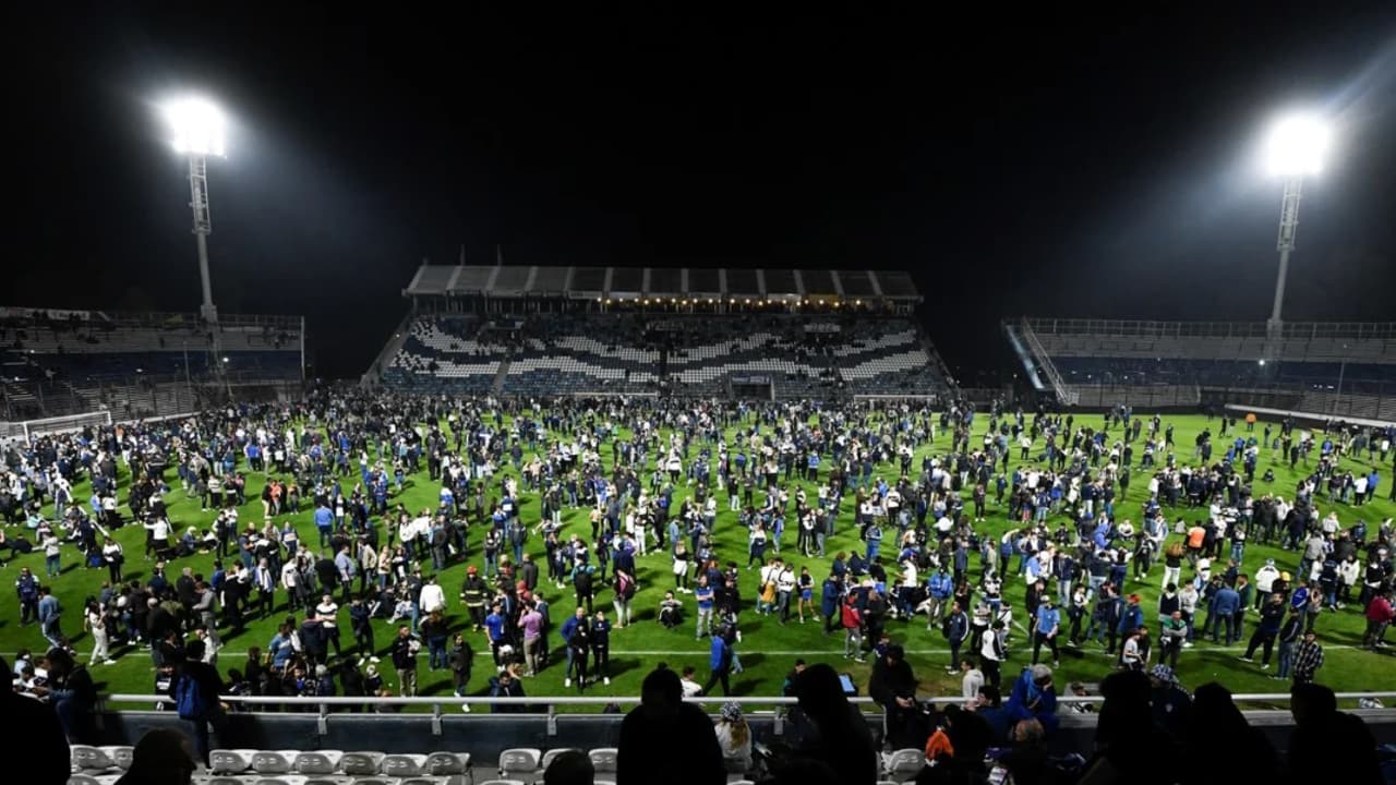 La afición se quedó bloqueada en la cancha del Estadio Juan Carmelo Zerillo. (Foto: Twitter: @DiarioOle)