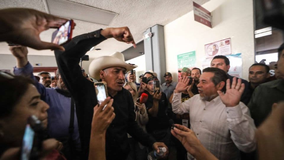 Trigueros de Mexicali protestan y cierran Centro de Gobierno. I FOTO: Cortesía