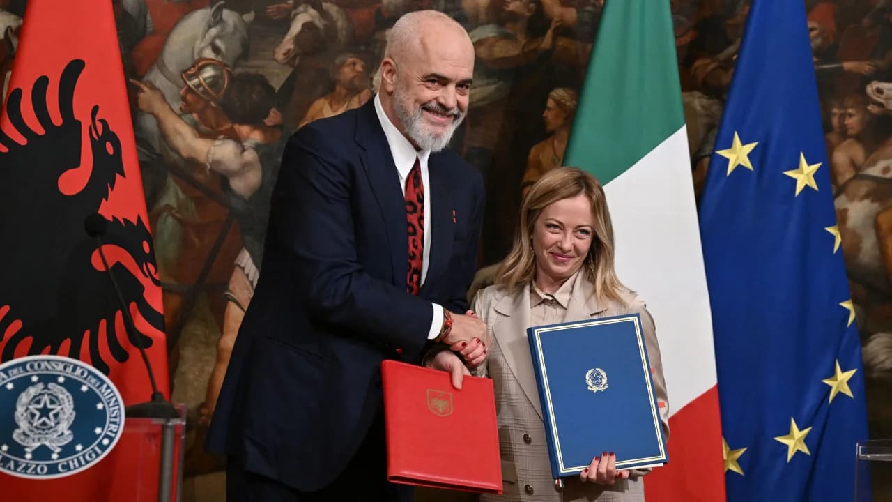 Giorgia Meloni, Primera Ministra de Italia, junto a Edi Rama, presidente de Albania IFOTO: Tiziana Fabi/AFP