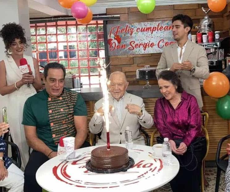 Sergio Corona tuvo una pequeña celebración dentro del set de una de las producciones con las que ha trabajado alrededor de una década: Como dice el dicho.