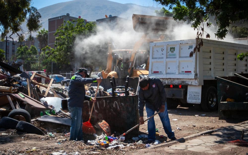 Personal del Ayuntamiento realizó labores de limpieza, recolección de basura y rehabilitación de vialidades en colonias con alta demanda de atención urbana.