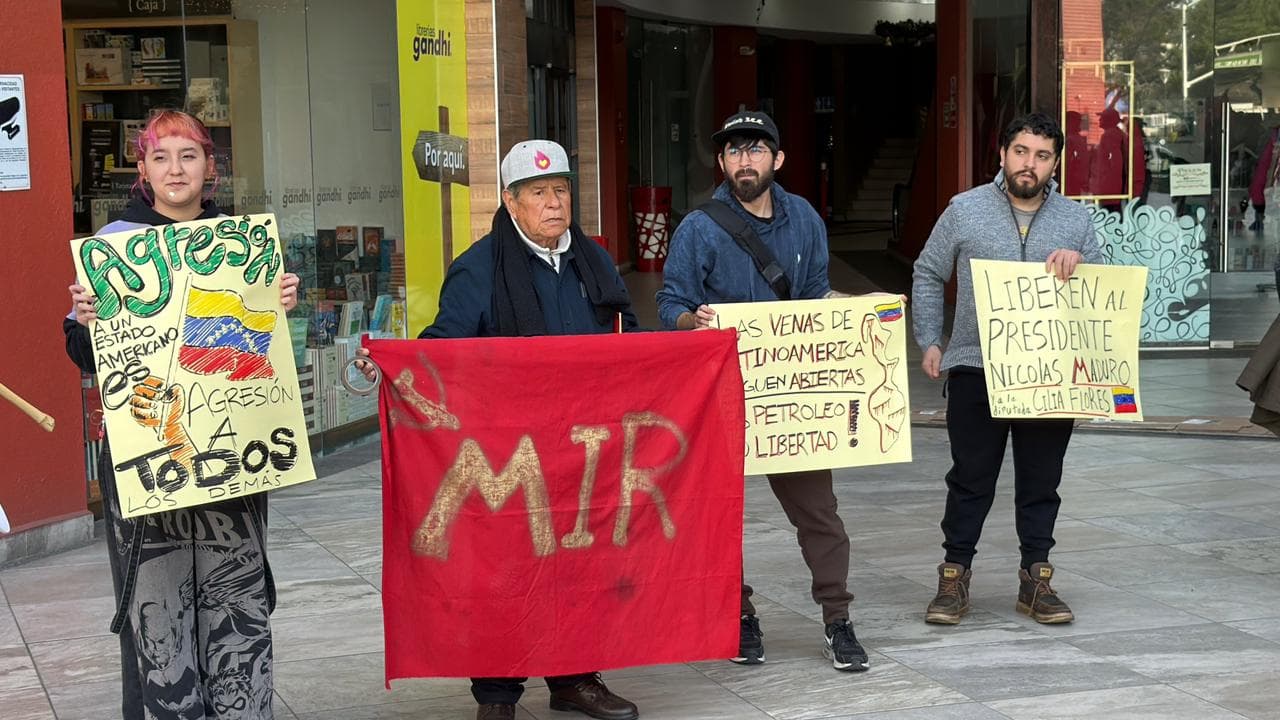 Activistas se manifestaron en Plaza Pavilion, en la Zona Río de Tijuana, frente a las oficinas de la Secretaría de Relaciones Exteriores, en rechazo a la intervención militar de Estados Unidos en Venezuela.