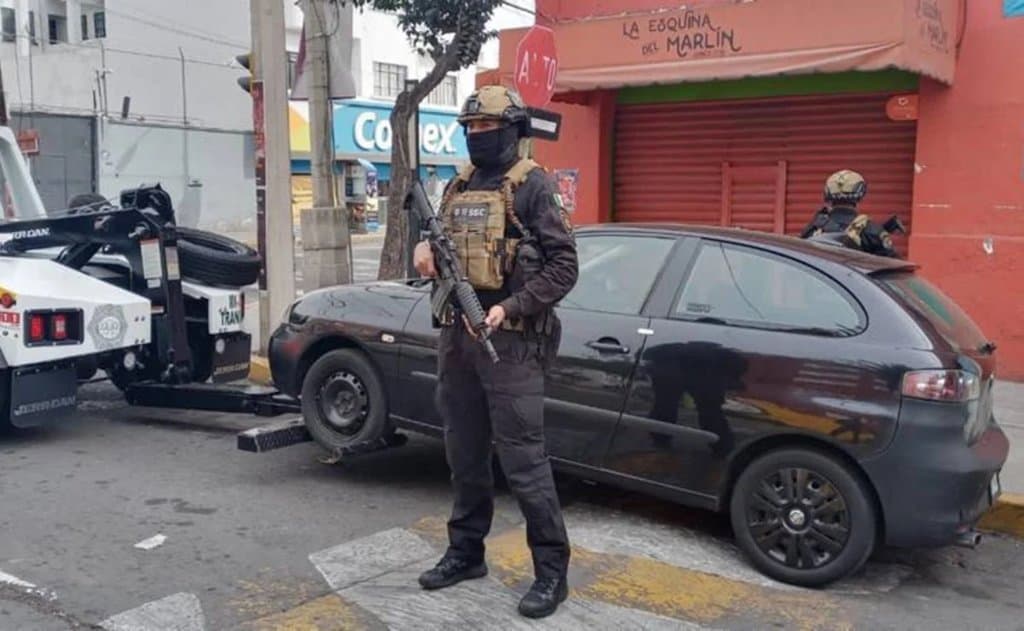 El auto fue asegurado y trasladado por elementos de la policía hacia un depósito ubicado en el Centro Histórico.