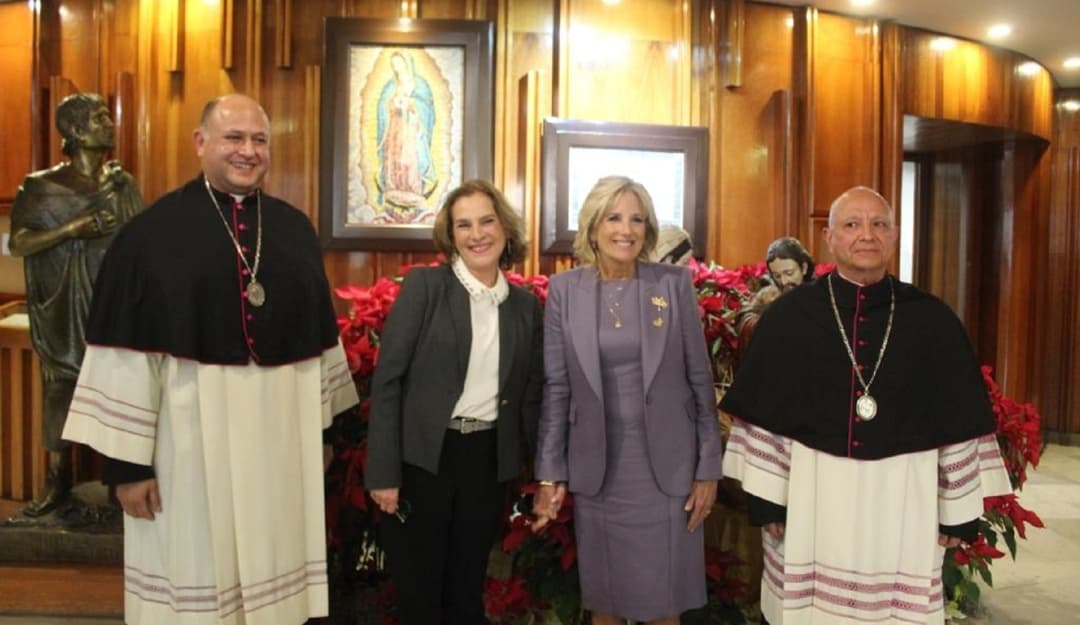 La Primera Dama de Estados Unidos ofreció una veladora y unas flores a Nuestra Madre la Virgen de Guadalupe durante su visita a la Basílica de Guadalupe.