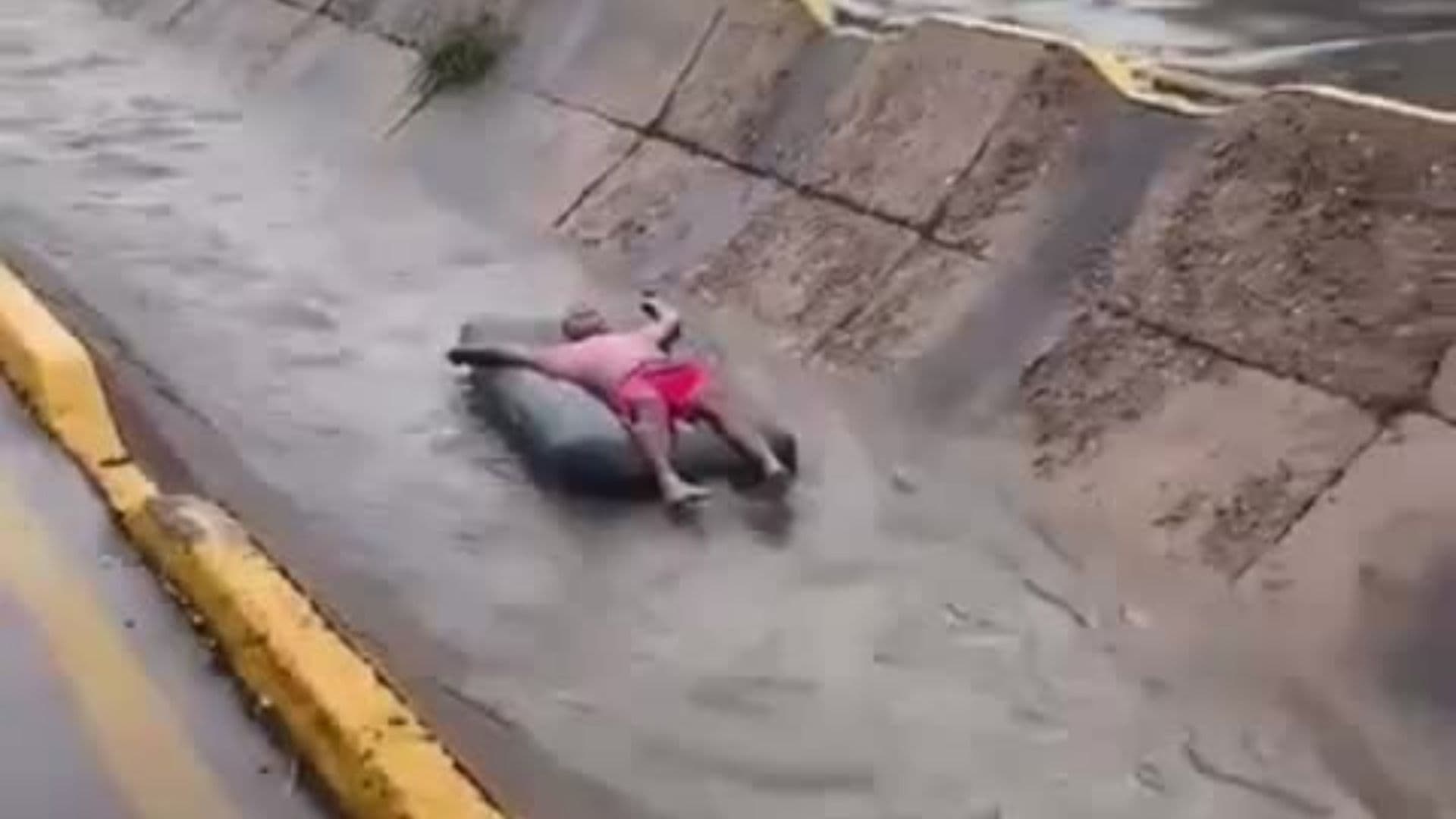 Coladera se traga a joven, foto cortesia