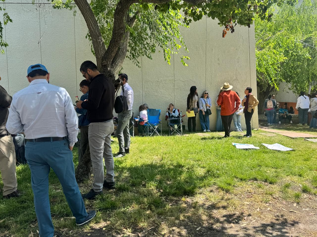 Coordinadores escolares mantienen presencia frente a oficinas del Sistema Educativo Estatal en espera de respuesta oficial
