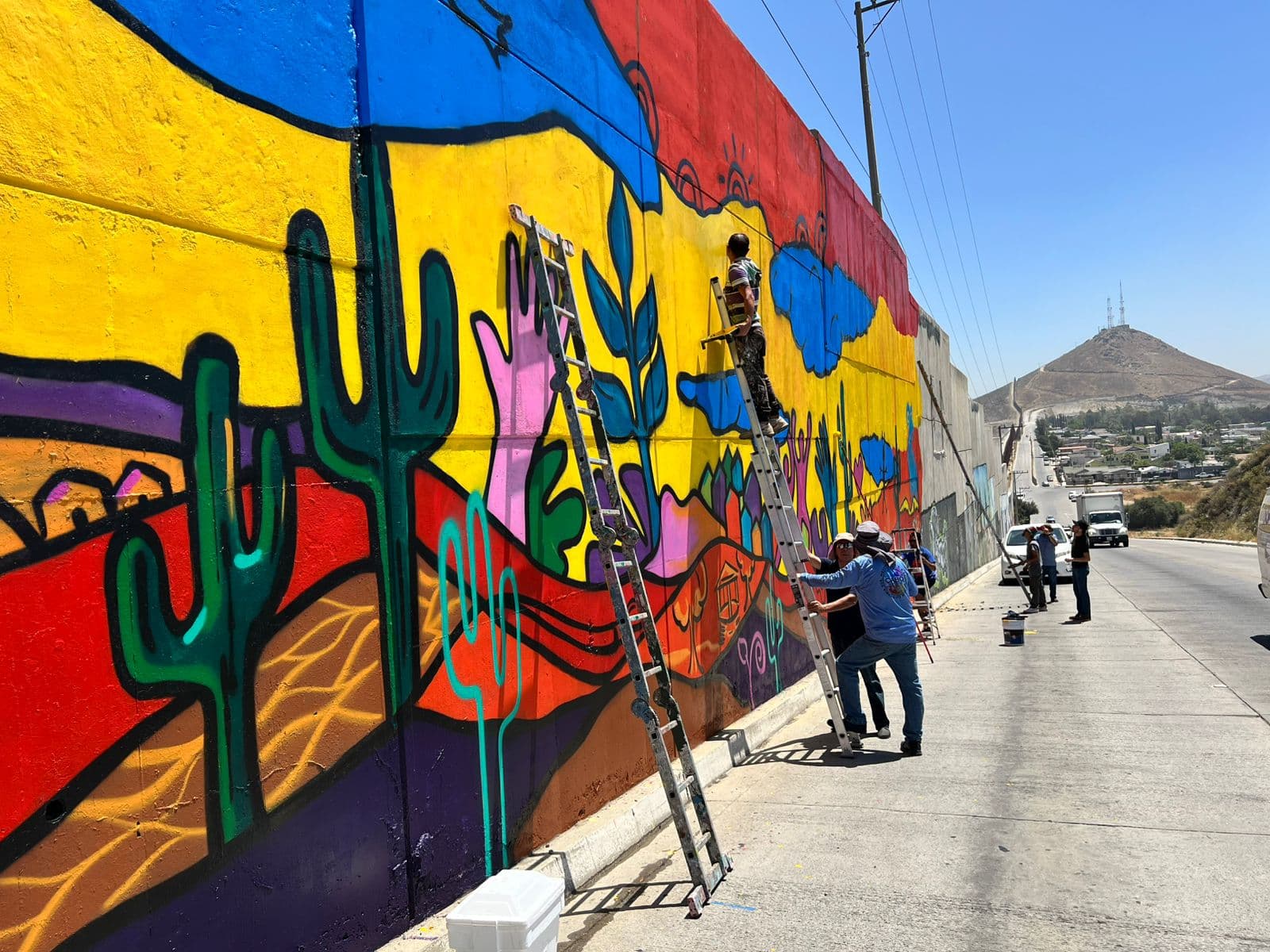 El mural de Enrique Chiu será una pieza emblemática del 50 aniversario del Grupo Madrugadores, reflejando los valores de unidad, trabajo y compromiso ciudadano desde el corazón fronterizo de Tecate.