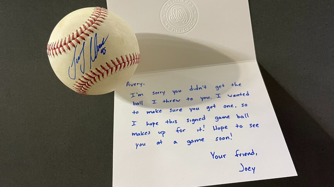 Joey Meneses firmó una pelota para la pequeña aficionada de los Nats. (Foto: Twitter @Nationals).