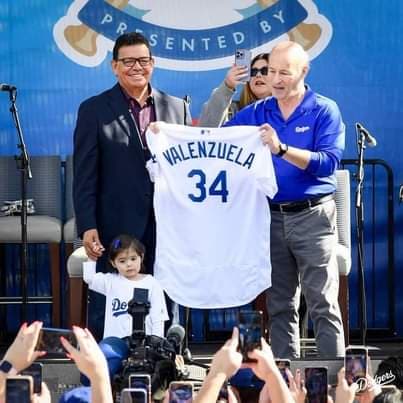 Valenzuela Anguamea jugó por espacio de 17 años en las Grandes Ligas, donde se mantuvo por espacio de 11 campañas con los Dodgers de Los Ángeles, brillando en la loma de los disparos, no solo del Dodgers Stadium, sino del resto de los parques de pelota de