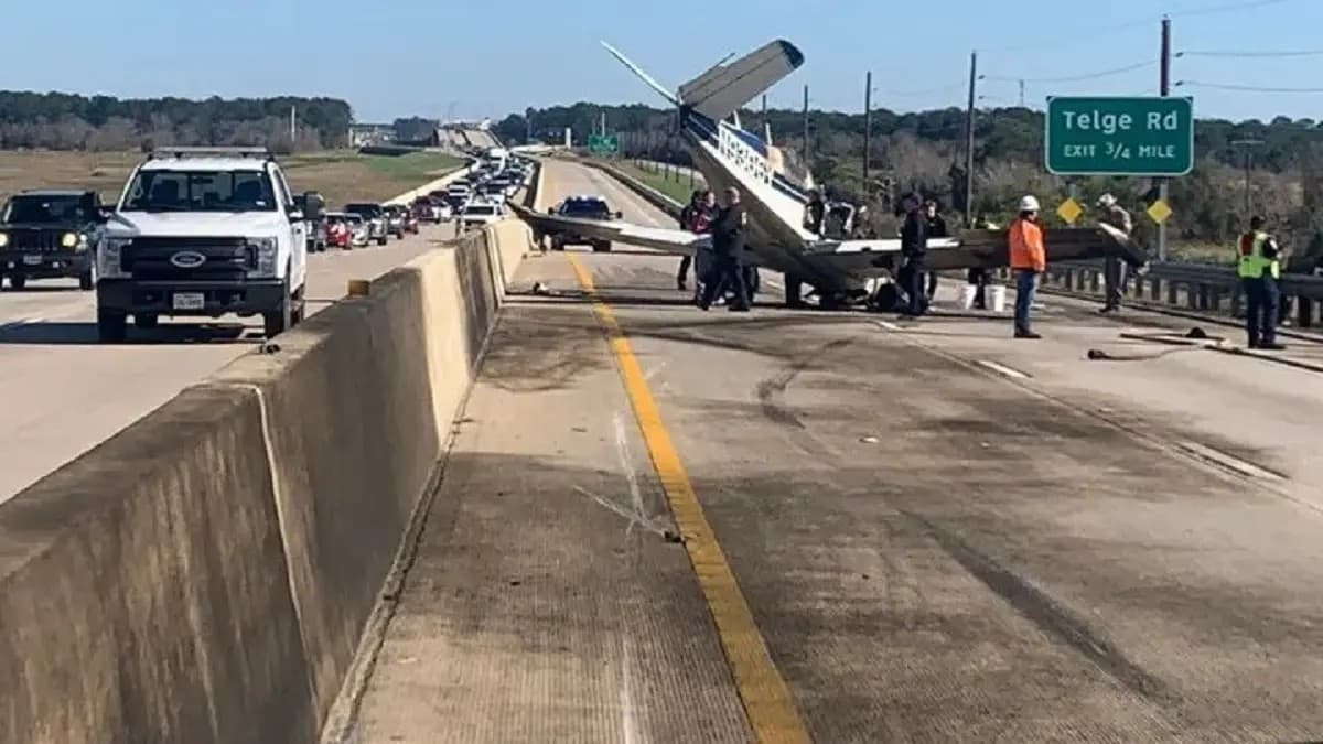 El piloto venía del aeropuerto de West Houston cuando, según los informes, su avión perdió potencia, lo que le obligó a aterrizar en la carretera y a dejar bloqueada la intersección entre Grand Parkway y Cypress Rosehill.