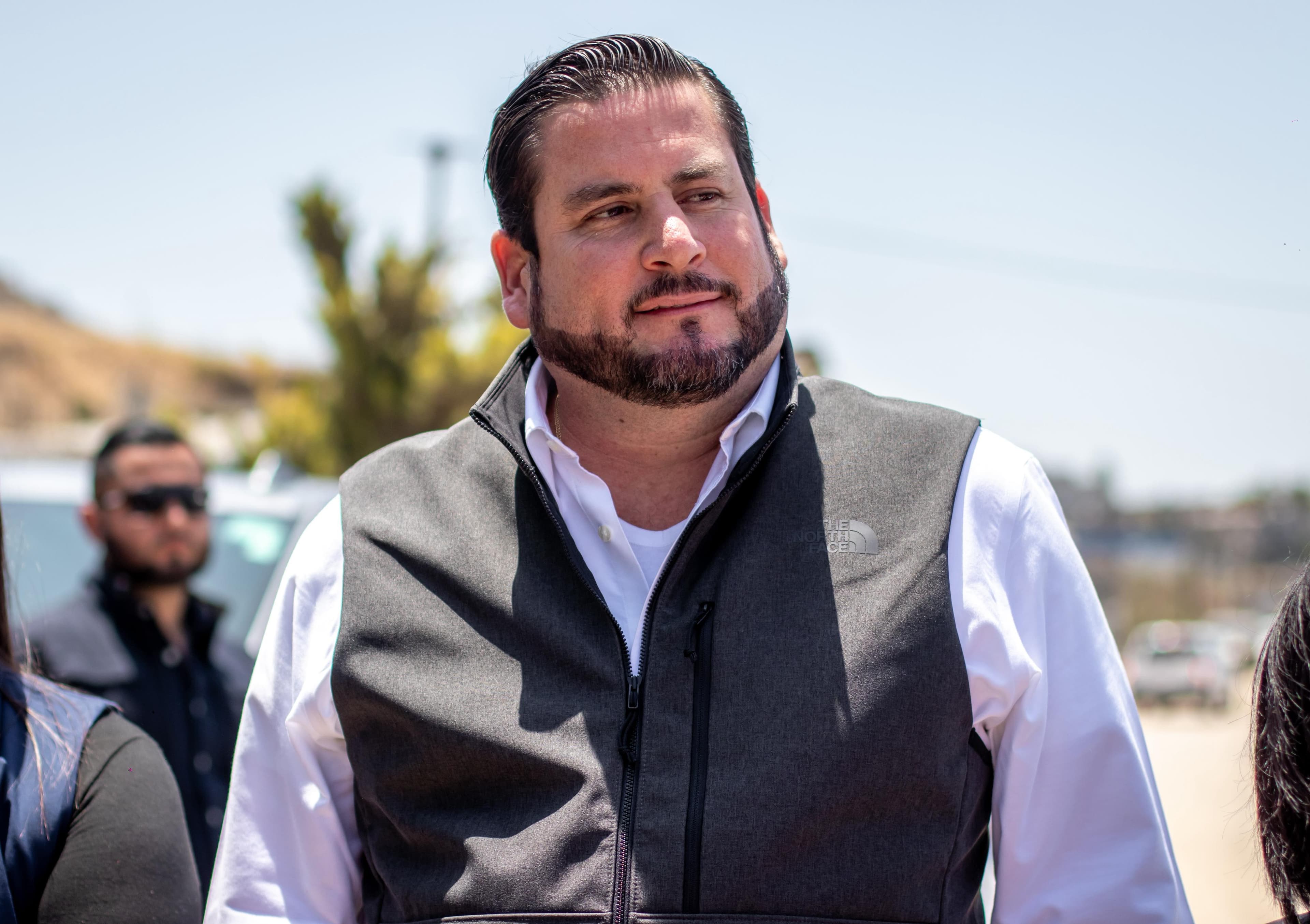 El alcalde Ismael Burgueño supervisó personalmente los trabajos de mejora urbana en la colonia El Manantial, donde maquinaria pesada ya rehabilita cinco calles de terracería.