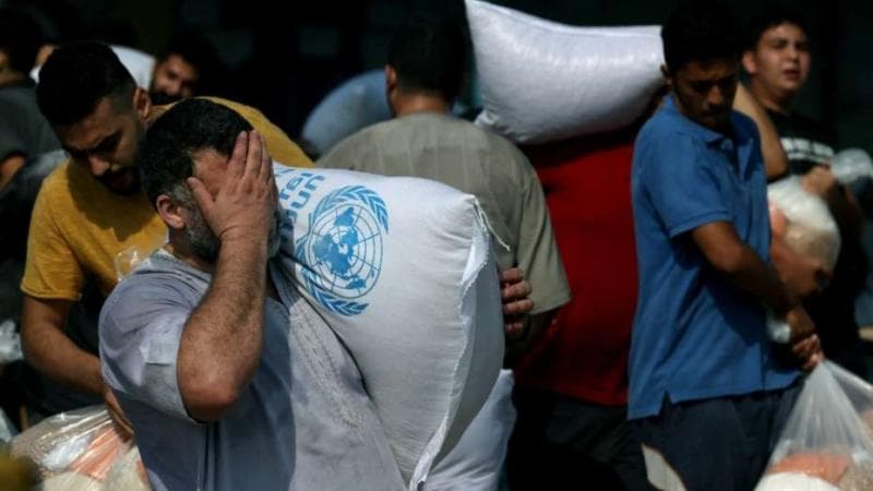 La UNRWA destacó en su nota que el desplazamiento masivo de personas desde el norte al sur de la Franja ha puesto “una presión enorme” en las comunidades de la parte meridional.