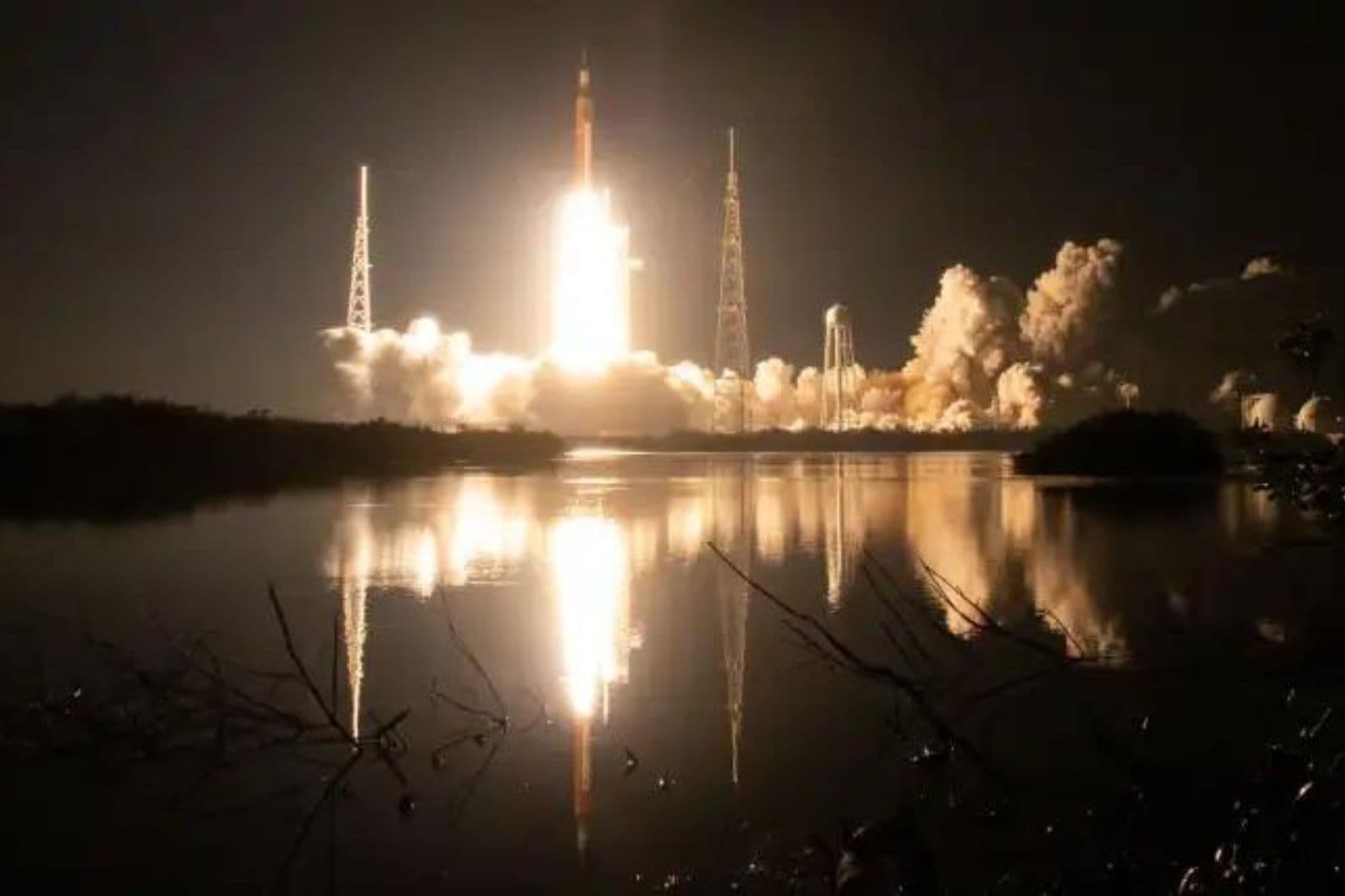 Cohete del Sistema de Lanzamiento Espacial (SLS) con la nave espacial Orion, que llevó la misión Aretemis I de la NASA. IFOTO: EFE/ Bill Ingalls/NASA