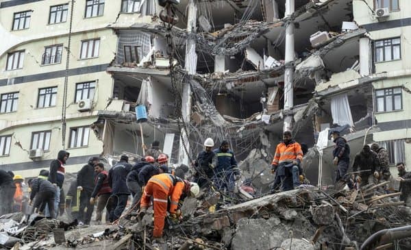 Los rescatistas la hallaron el lunes por la tarde, más de 10 horas después del sismo.