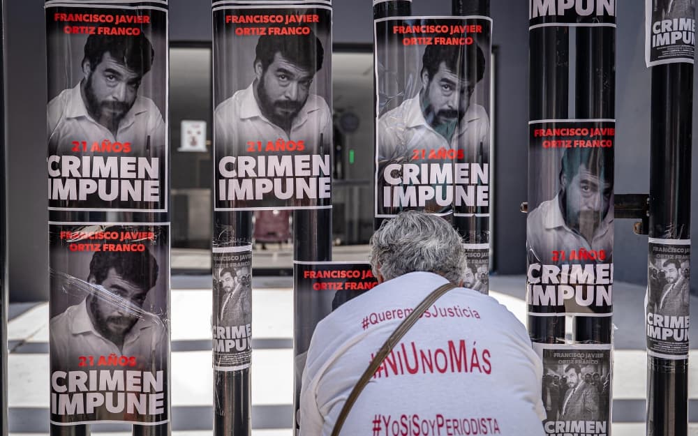 Familiares y periodistas colocaron engomados con la leyenda “21 años, crimen impune” frente a las instalaciones de la FGE y FGR en Tijuana.