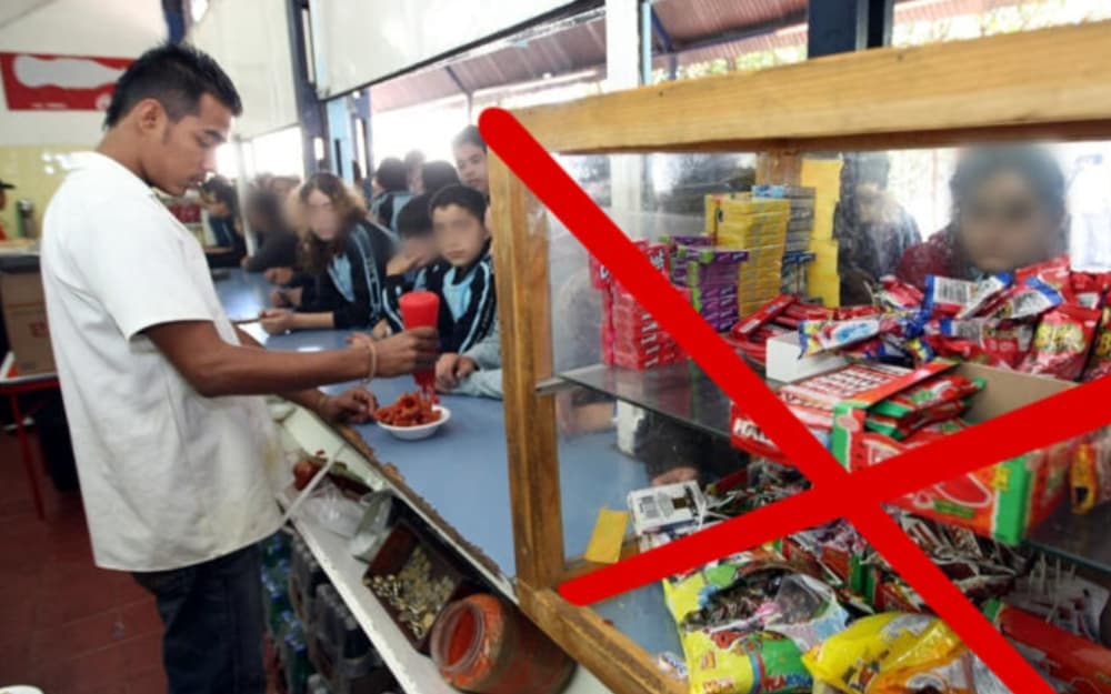 La venta de refrescos y botanas en escuelas será sancionada con multas de hasta 113 mil pesos.