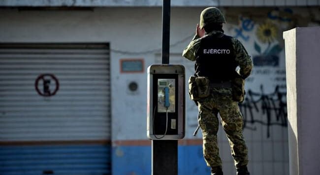 La tortura es “ampliamente practicada” tanto por la Policía como la Fiscalía y el Ejército para obtener confesiones y extraer información, mientras que el sistema judicial “normalmente no logra garantizar el debido proceso” a los detenidos, señala HRW.