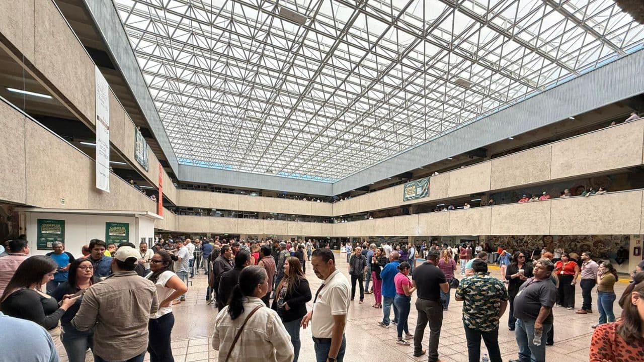 Trabajadores sindicalizados paralizaron actividades este lunes en Palacio Municipal para exigir solución al rezago de plazas y licencias médicas.