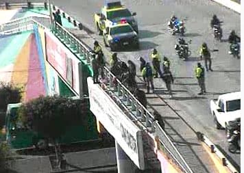 Joven se lanza de un puente y logran salvarlo IFOTO: Secretaria de Protección Ciudadana