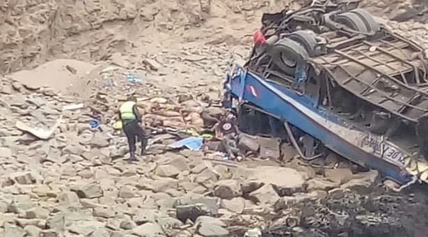 Trágico accidente ocurrido en una zona peligrosa de Perú, la policía informó que 28 personas resultaron fallecidas al registrarse la caída de un autobús con más de 60 pasajeros había caído a un barranco en una zona difícil de maniobrar conocida como “La C
