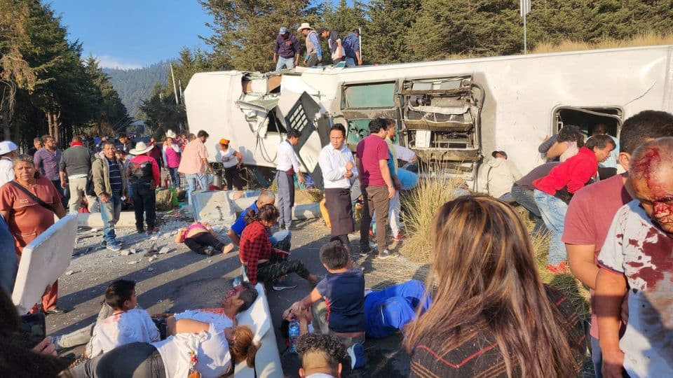 Se vuelca autobus con pasajeros en la carretera Toluca-Mexico