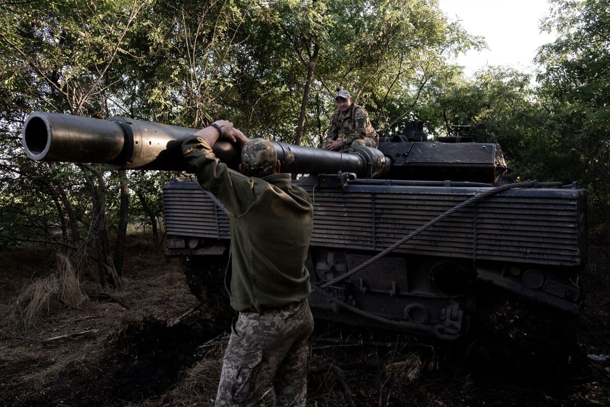 Soldados ucranianos en un tanque Leopard 2 IFOTO: Vincenzo Circosta