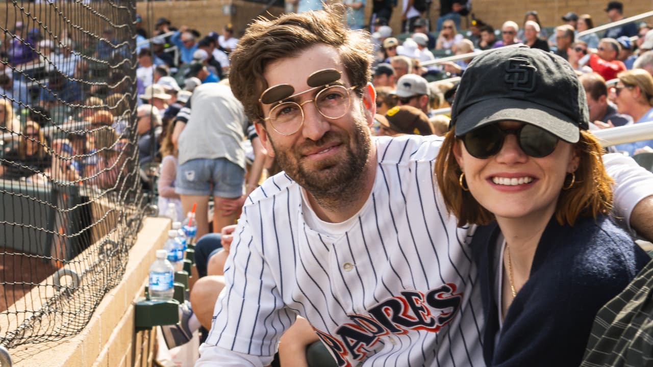 Emma Stones y su esposo Dave McCary estuvieron en el juego de hoy de los Padres en Arizona. (Foto: Twitter @Padres).
