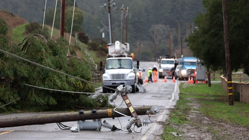 En el área de la Bahía de San Francisco, la Policía de Fairfield, informó que una mujer murió en un accidente automovilístico en un camino inundado, y el Departamento de Bomberos del condado de Sonoma, reportó que un infante de dos años falleció a causa d