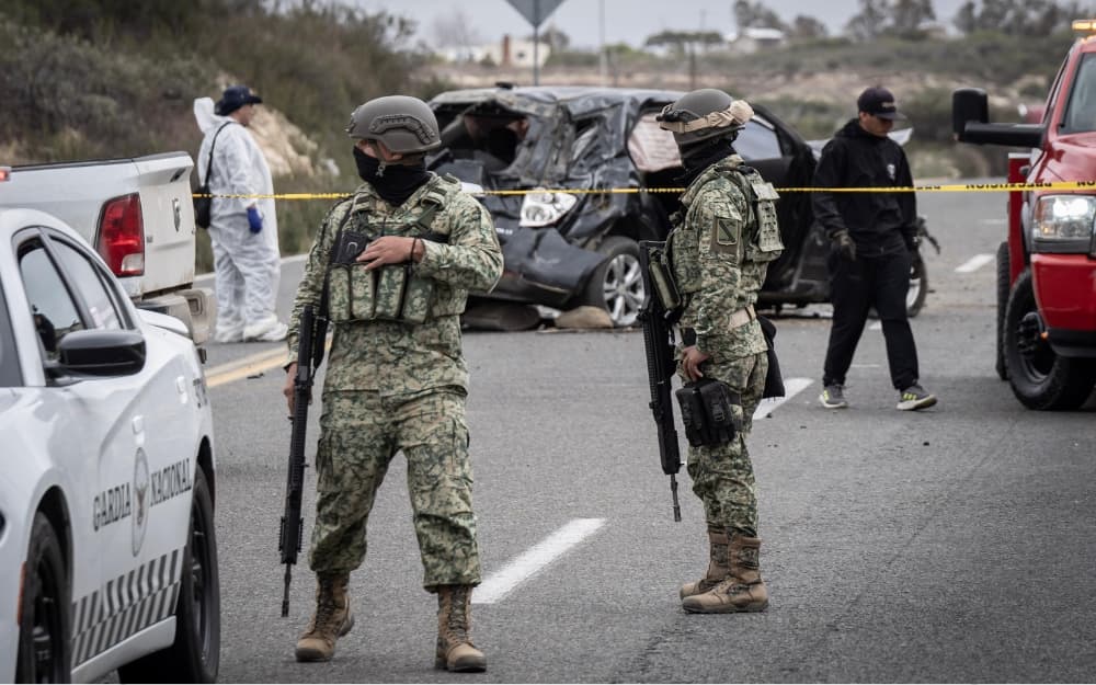 Escena del ataque en la carretera Tecate-Mexicali, donde fueron asesinados presuntos familiares de un líder del CJNG. Fotos: Omar Martínez / Border Zoom / Baja News