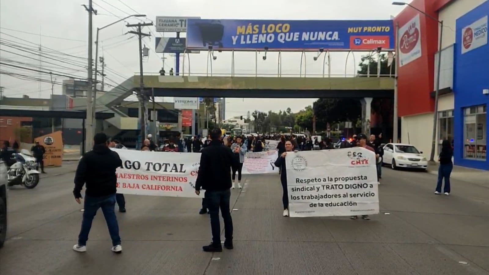 Docentes de la CNTE marcharon por el bulevar Agua Caliente en Tijuana, exigiendo atención a sus demandas educativas y laborales.