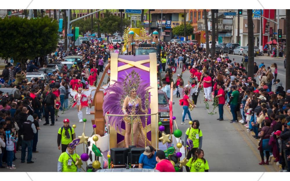 La energía del Carnaval 2025 en Ensenada se hizo sentir en cada rincón con música, baile y disfraces vibrantes.  📍 Omar Martínez / Border Zoom