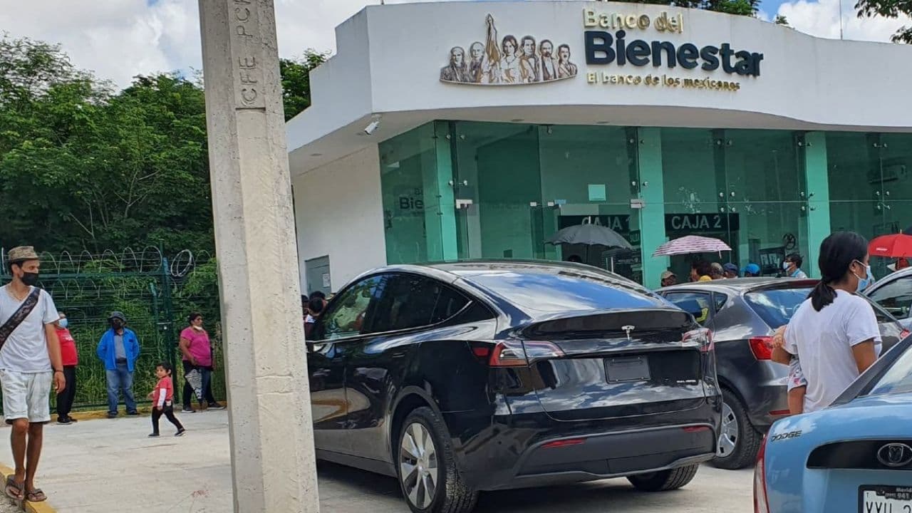 Según gente presente dijo, acudió un adulto mayor para cobrar la pensión universal