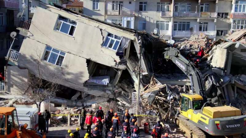 Tras el sismo, una réplica de magnitud 6.7 sacudió centro de Turquía.