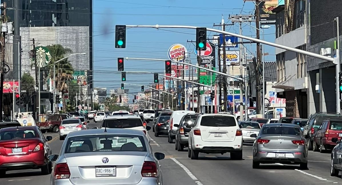 Personal de SEMOVIS durante la capacitación especializada en operación y mantenimiento de semáforos impartida por expertos de McCain Traffic Supply México.