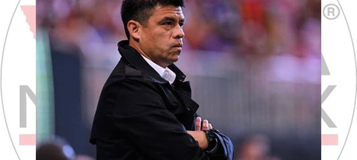 Gonzalo Pineda durante un partido con Atlas FC. El técnico presentó su renuncia tras la serie de malos resultados en el Apertura 2025.