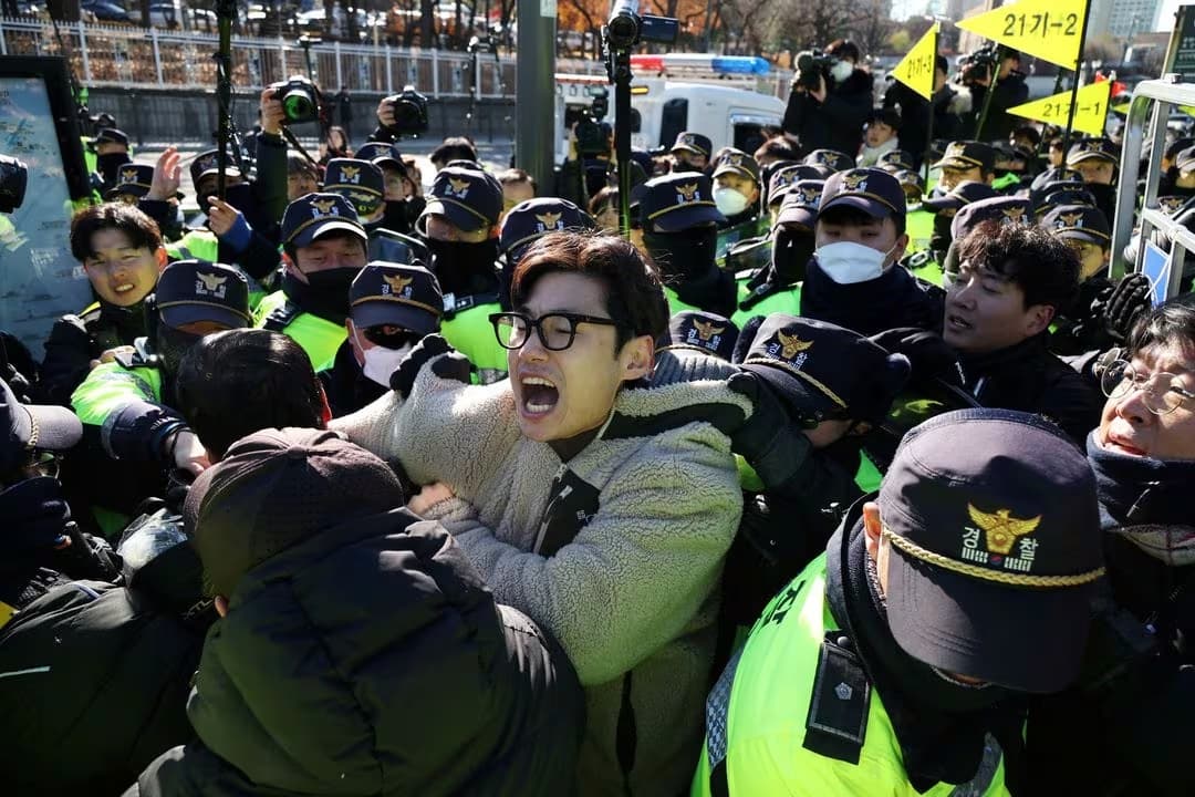 Protestantes surcoreanos contenidos por la policía IFOTO: Kim Hong-Ji/Reuters